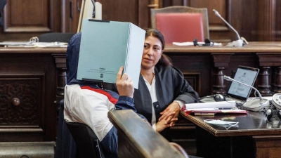 Das Urteil gegen den Mann aus Hamburg, der seine Großmutter mit einem Beil getötet haben soll, lautet Totschlag. Das Urteil ist noch nicht rechtskräftig. (Foto: Markus Scholz/dpa)