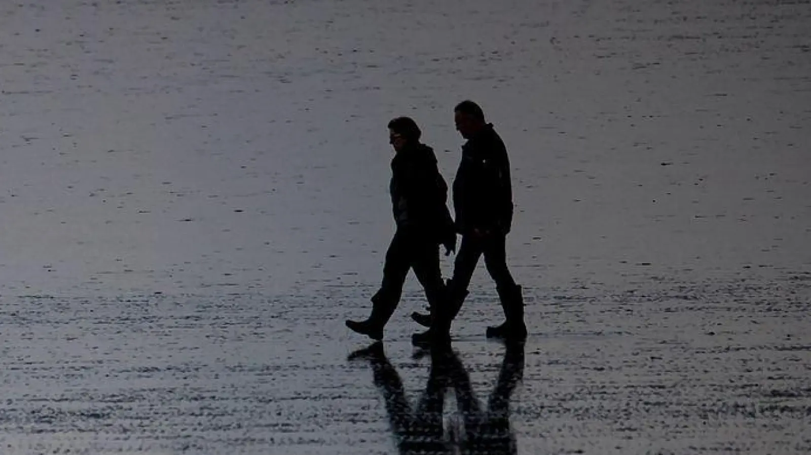 Erzähl mir von früher: Gespräche über das Leben der Eltern stärken die Verbindung – und bewahren gemeinsame Erinnerungen. (Foto: Sina Schuldt/dpa/dpa-tmn)