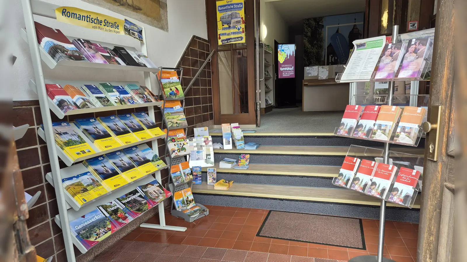 Werbung für Feuchtwangen und die Region im Eingangsbereich der Tourist Information. Noch ist die Anlaufstelle für Gäste der Stadt im ehemaligen Post-Gebäude untergebracht. Sobald das Alte Rathaus fertig saniert ist, soll das Büro in die dann modernen Räume gegenüber umziehen. (Foto: Peter Zumach)