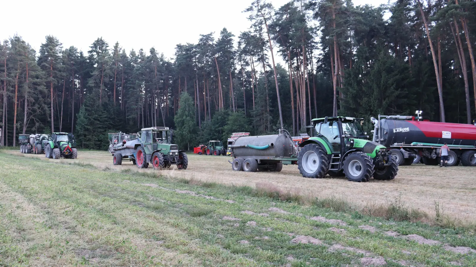 Viele Landwirte brachten mit ihren Güllefässern Wasser zum Einsatzort. (Foto: Antonia Müller)