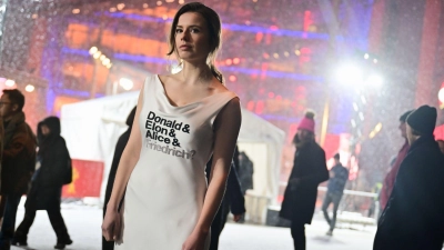 „Donald &amp; Elon &amp; Alice &amp; Friedrich?” steht auf dem Kleid von Luisa Neubauer bei der Berlinale. (Foto: Sebastian Christoph Gollnow/dpa)