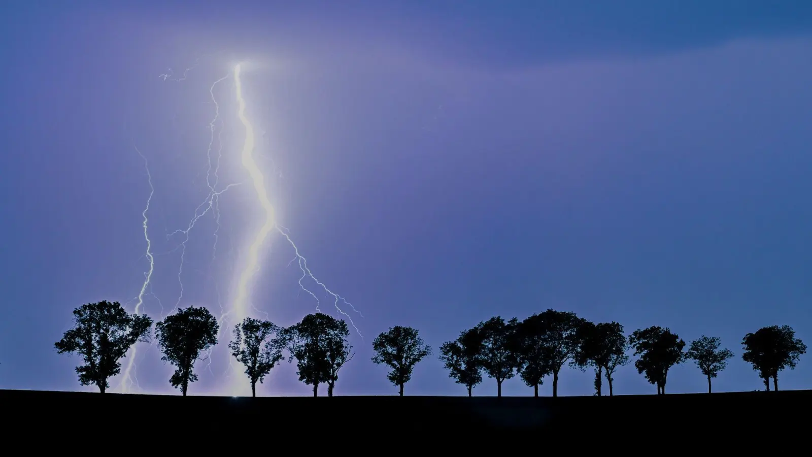 Der Deutsche Wetterdienst warnt für den Raum Ansbach und Neustadt/Aisch-Bad Windsheim am Dienstag vor schweren Gewittern. (Symbolbild: Patrick Pleul/dpa)