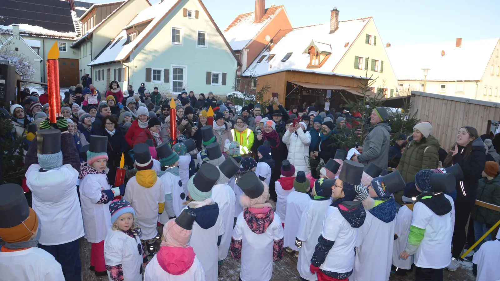 Außergewöhnlich gut besucht war der Adventsmarkt in Irsingen, viel Applaus erhielten die Kinder bei der Aufführung der Kinderschule Gerolfingen. (Foto: Peter Tippl)