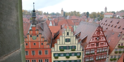 Die Dächer der denkmalgeschützten Dinkelsbühler Altstadt sollen auch künftig frei von Photovoltaik-Anlagen bleiben. Allerdings werden so die Eigentümerinnen und Eigentümer der Gebäude bei der Energiewende benachteiligt. Deshalb bekommt Bundesenergieminister Robert Habeck einen Brief. (Foto: Martina Haas)