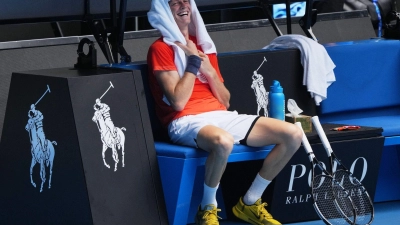 Jannik Sinner lacht während einer Trainingspause. (Foto: Dita Alangkara/AP/dpa)