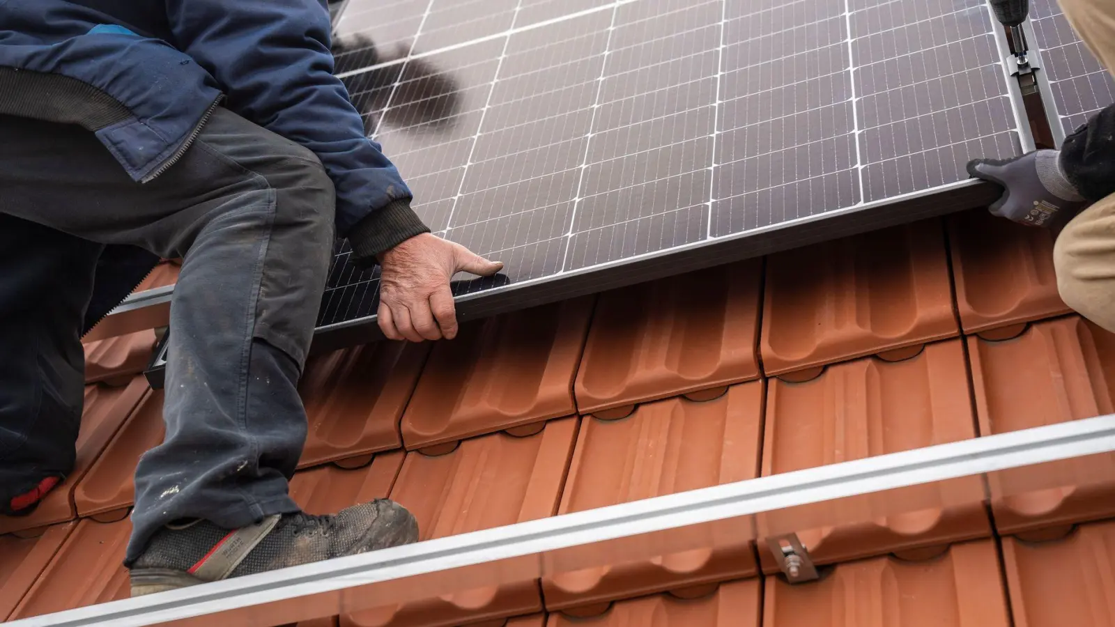 Photovoltaik wird günstiger: Die Preise für Solaranlagen sind seit Jahresbeginn um rund 15 Prozent gesunken. (Foto: Florian Schuh/dpa-tmn)