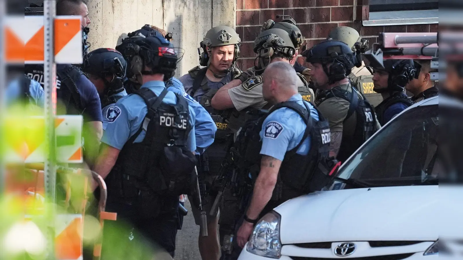 Die Polizei ist in Minneapolis mit einem Großaufgebot vor Ort. (Foto: Ellen Schmidt/AP/dpa)