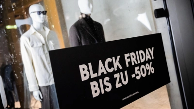 Mehr als 80 Prozent der Menschen in Deutschland wollen die Rabattaktionen rund um den Black Friday nutzen und auf Schnäppchenjagd gehen. (Foto: Christoph Soeder/dpa)