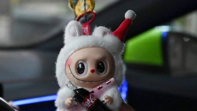 Die Labubu-Figuren sind vor allem bei jungen Leuten beliebt.   (Foto: Johannes Neudecker/dpa)