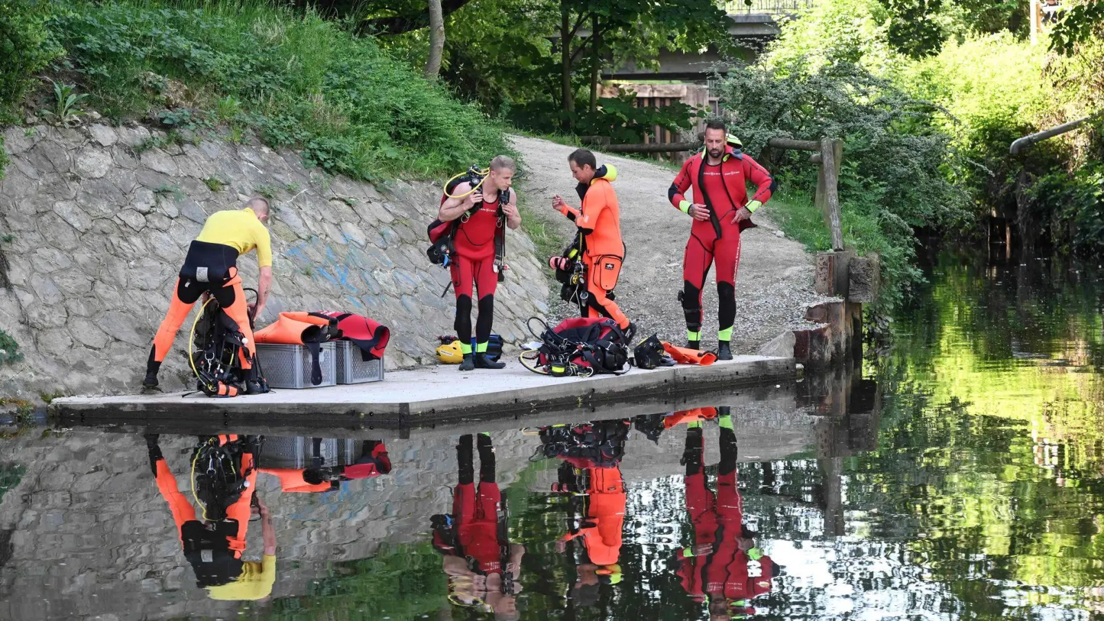 In der französischen Stadt Rennes wurde ein lebloser elf Jahre alter Junge im Uferbereich eines Flusses entdeckt. (Foto: Sebastien Salom-Gomis/AFP/dpa)