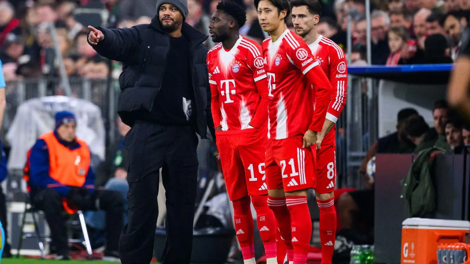 Der große Moment: Vincent Kompany (l) wechselt Alphonso Davies (2.vl) ein. (Foto: Tom Weller/dpa)