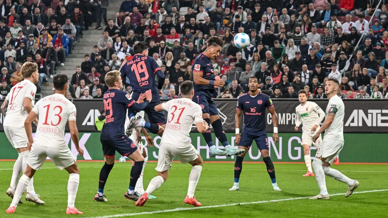 Gut ging&#39;s los für Mainz: Armindo Sieg köpft ein zum 1:0, sein erstes Bundesligator. (Foto: Harry Langer/dpa)