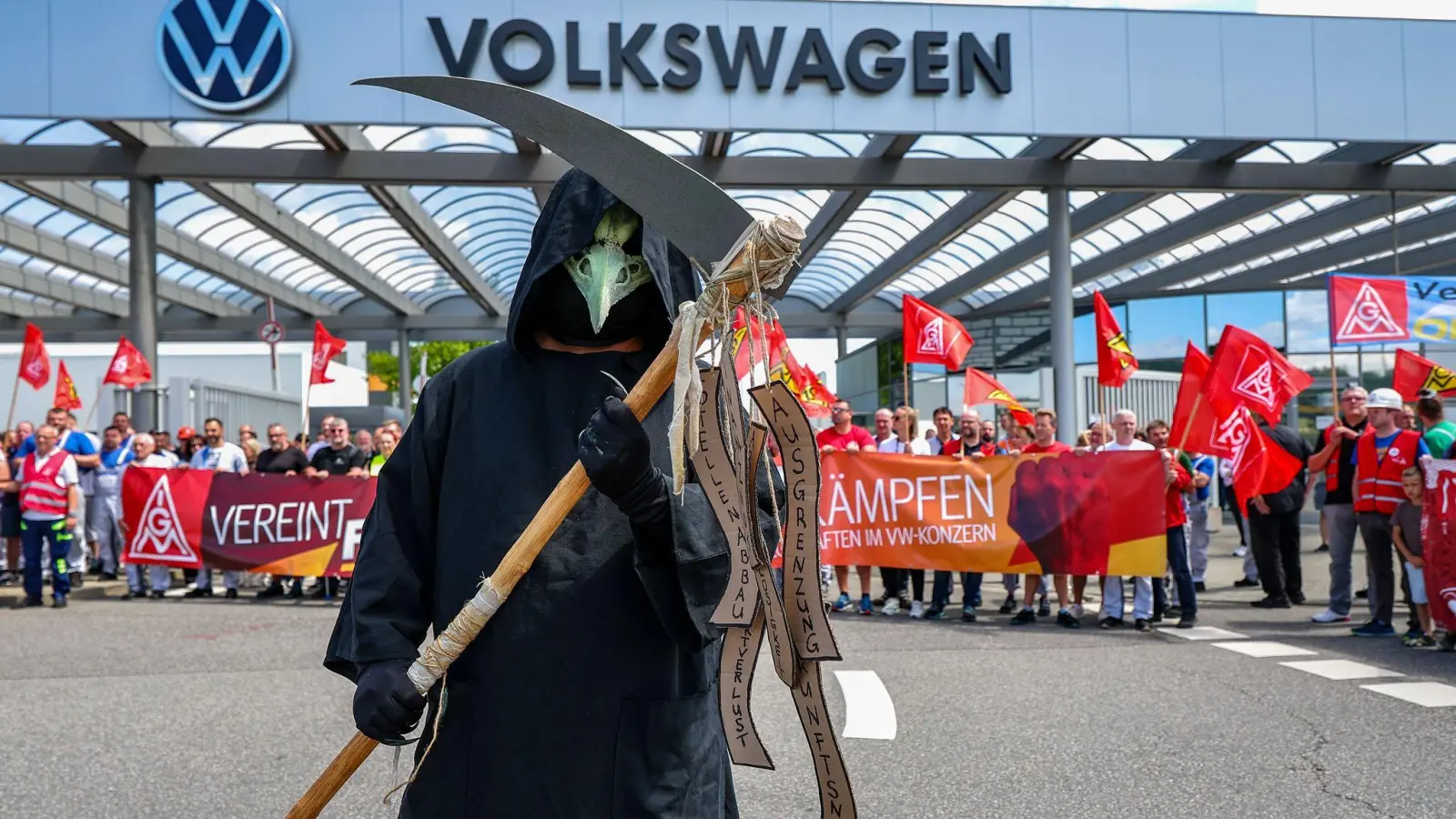 Bei VW wird um Sparpläne gerungen. (Foto: Jan Woitas/dpa)