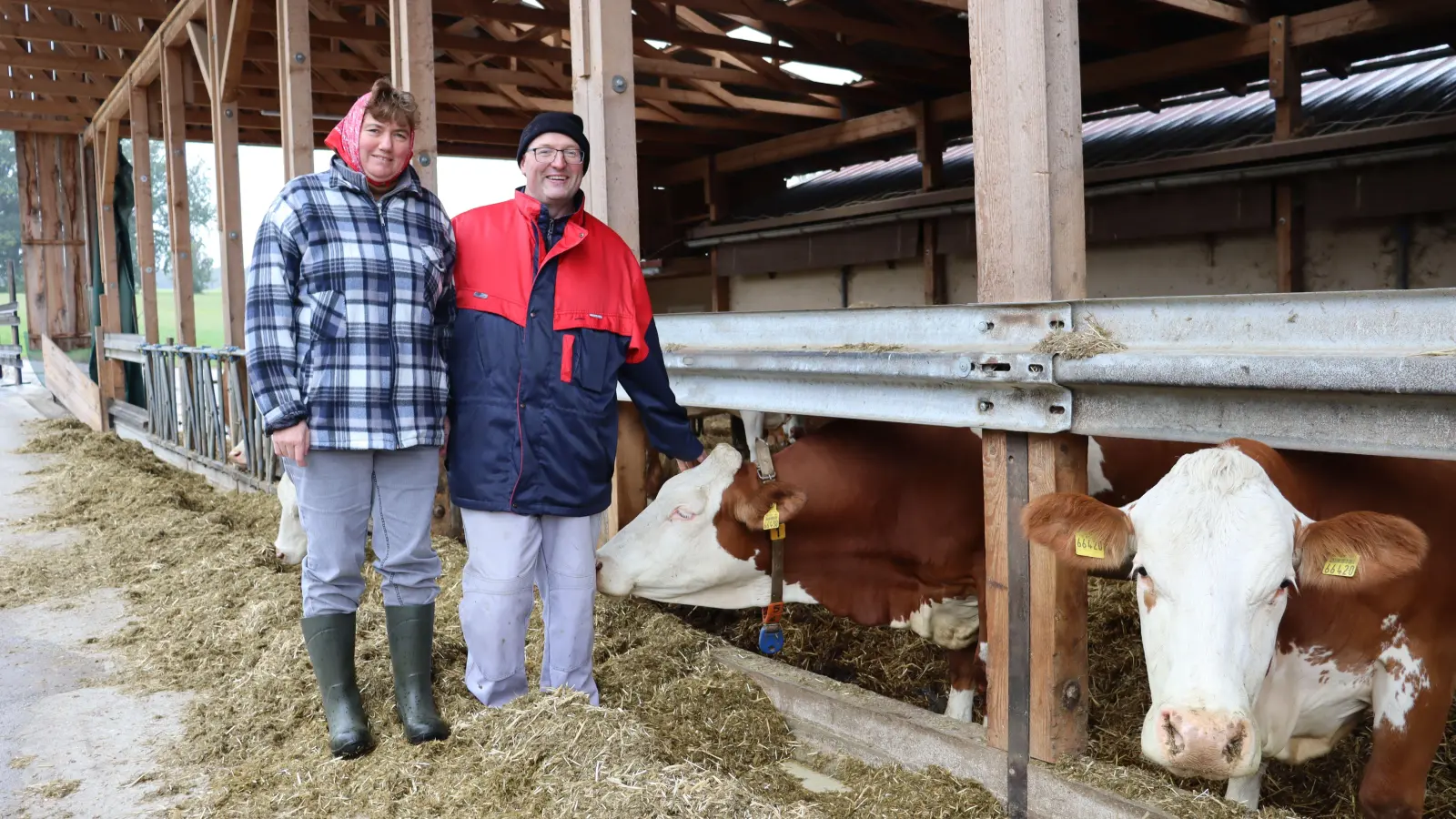 Doris und Wolfgang Gebert vor dem Außenbereich ihres Kuhstalls: Dort konnte ein großer Teil der Kühe vor dem Feuer gerettet werden. Die beiden sind nach dem Brand auf ihrem landwirtschaftlichen Anwesen überwältigt von der Hilfsbereitschaft und dem Mitgefühl ihres Umfelds. (Foto: Antonia Müller)