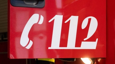 Feuerwehrleute rückten am Mittag zu einem Brand in einer Autowerkstatt in Niederbayern aus. (Symbolbild) (Foto: Niklas Treppner/dpa)