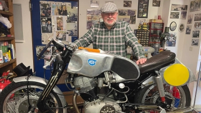 Wolfgang Schellenberger mit seiner NSU-Sportmax. Mit der Maschine startet der Bechhöfer dieses Wochenende bei der ADAC Sachsenring Classic in Hohenstein-Ernstthal in der Nähe von Chemnitz. (Foto: Michael Sonnick)