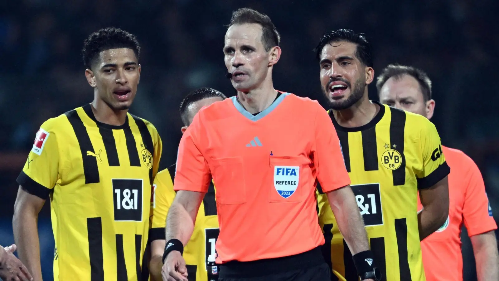 Schiedsrichter Sascha Stegemann (m.) unterlief 2023 beim Spiel Bochum-BVB ein schwerwiegender Fehler. (Foto: Federico Gambarini/dpa)