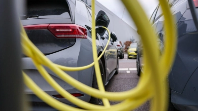 Sicherheit hat ihren Preis: Zertifizierte Ladekabel von Markenherstellern bieten deutlich höhere Sicherheit als No-Name-Produkte aus Fernost. (Foto: Jan Woitas/dpa)