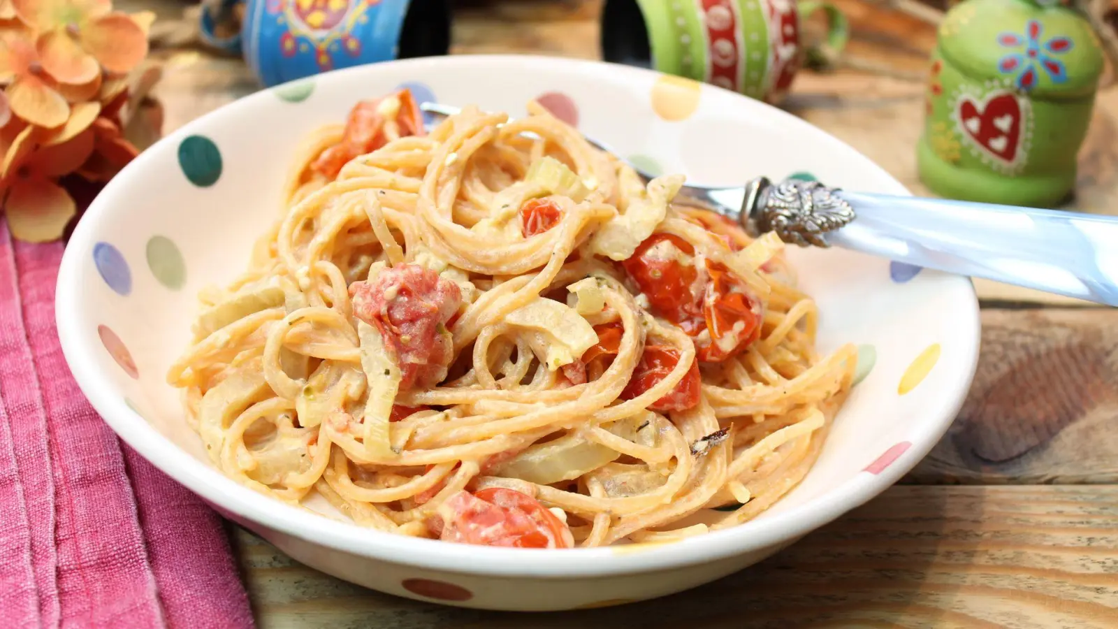 Ab in die Röhre: Spaghetti aus Linsen werden zusammen mit Feta, Fenchel und Tomaten gebacken.  (Foto: Bettina Meiselbach/dpa-tmn)