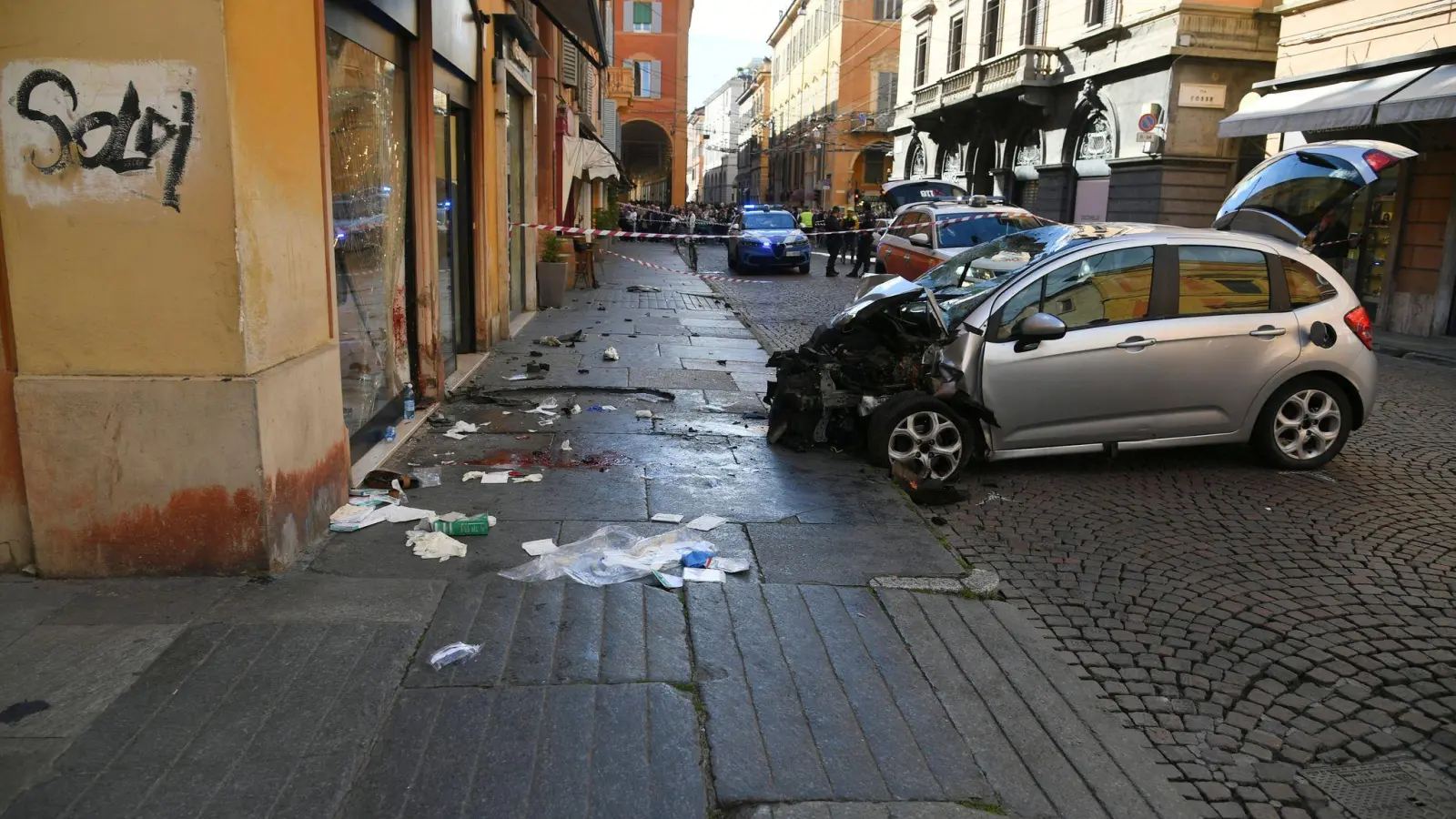 Die Hintergründe des Vorfalls in Modena sind bisher unklar. (Foto: Uncredited/LaPresse/AP/dpa)