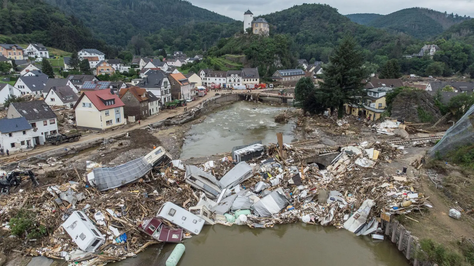 Die Flutkatastrophe sorgte im Ahrtal für massive Verwüstung und Zerstörung. Mindestens 135 Menschen kamen ums Leben. (Archivbild) (Foto: Boris Roessler/dpa)