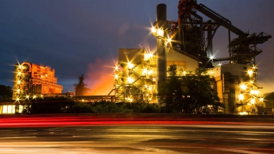 Im Saarland werden Milliarden für den Umbau der Stahlproduktion investiert. (Archivbild)  (Foto: Andreas Arnold/dpa)