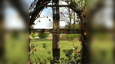 Entlang des Osterwegs in Petersaurach ist es österlich geschmückt. (Foto: privat)