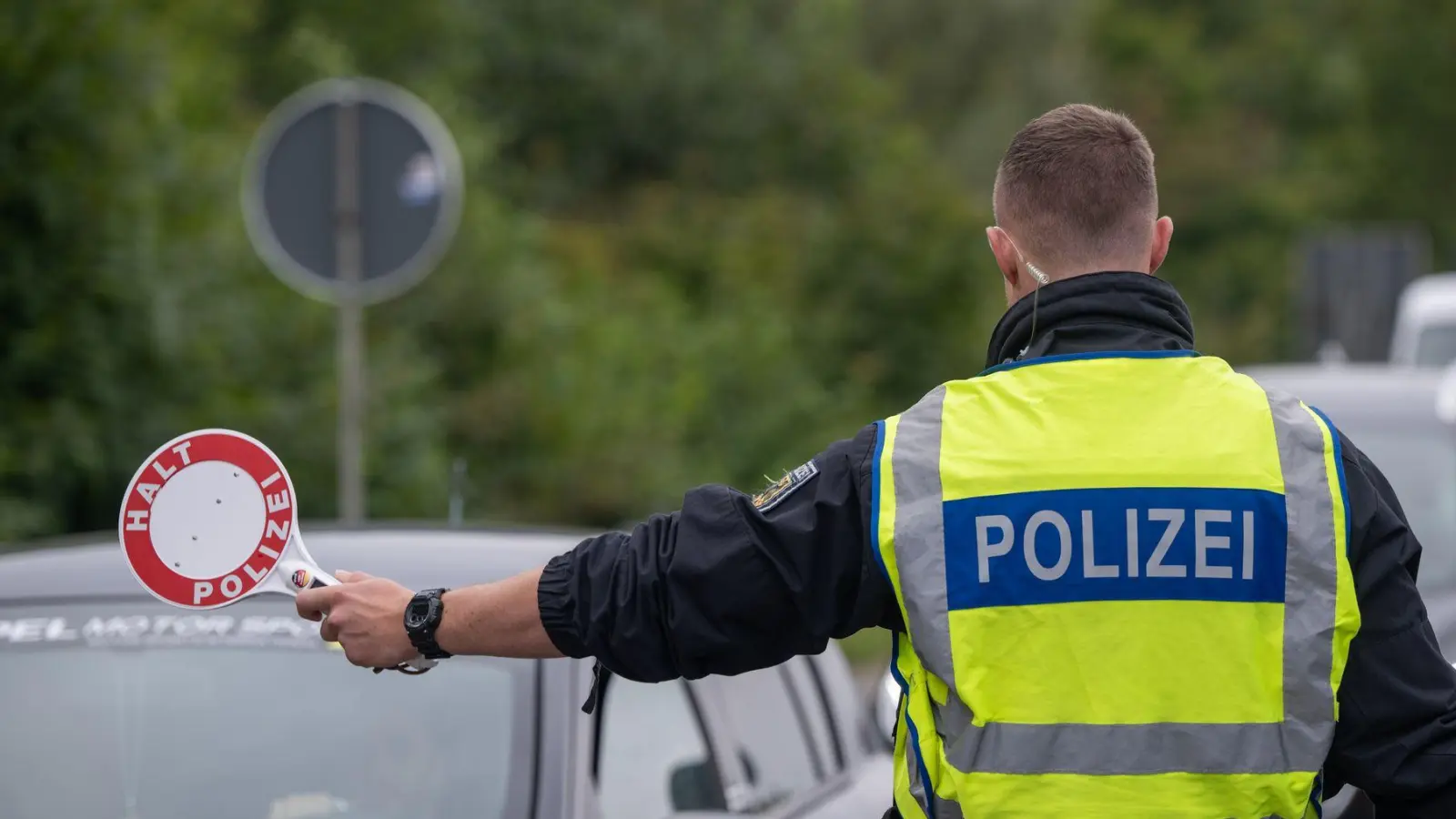 Inzwischen gibt es stationäre Kontrollen an allen deutschen Landgrenzen.  (Foto: Harald Tittel/dpa)