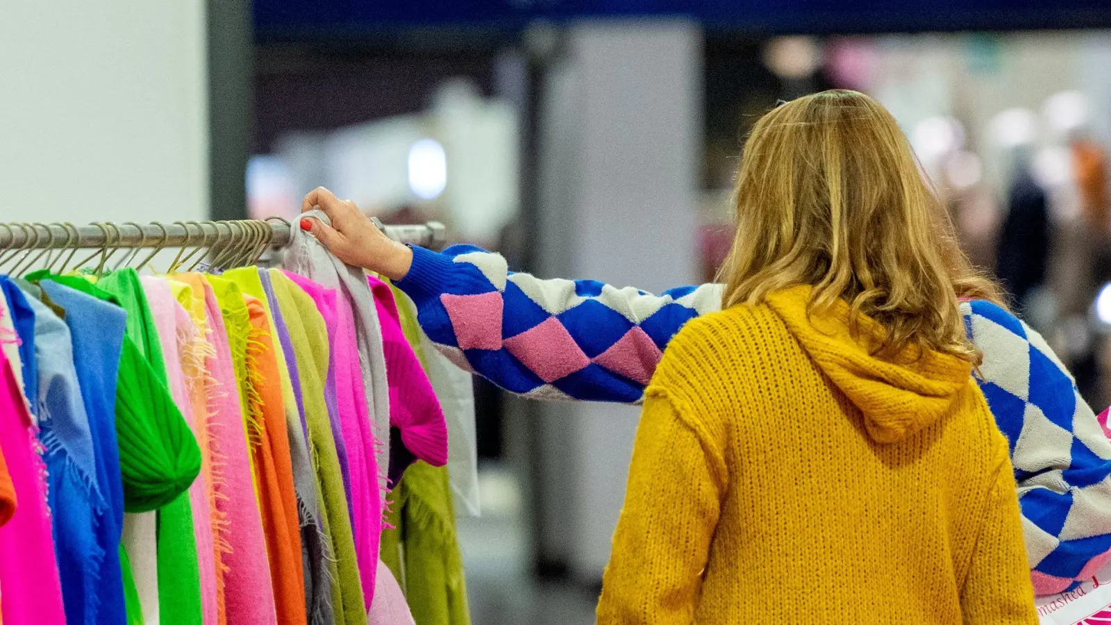 Würden Sie das Stück auch kaufen, wenn es nicht reduziert wäre? Eine Frage, die man sich bei Angeboten ruhig mal stellen kann. (Foto: Zacharie Scheurer/dpa-tmn)