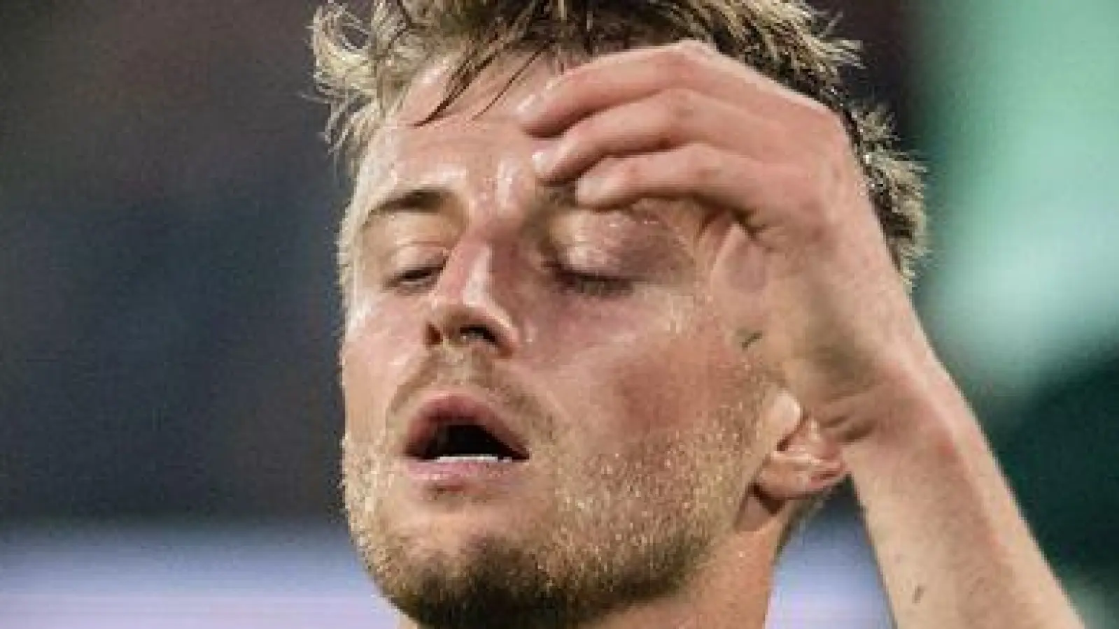Ein Bild mit Symbolkraft: Jahn-Profi Sebastian Ernst reagiert in Köln enttäuscht nach einer Torchance.  (Foto: Marius Becker/dpa)