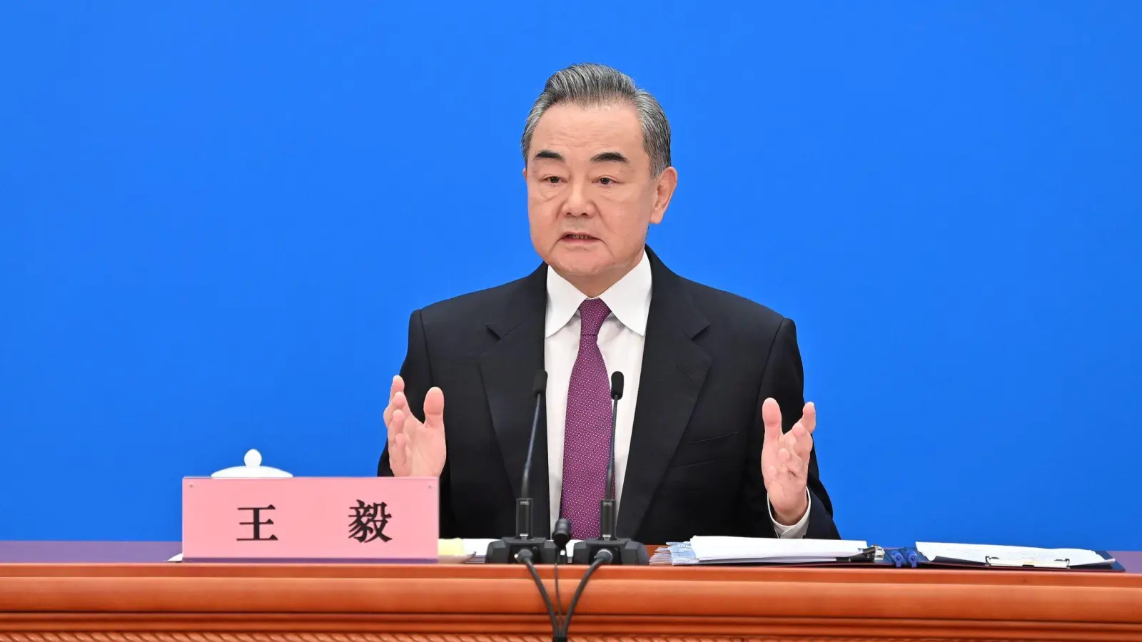 Wang Yi, Außenminister von China, spricht am Rande der laufenden Jahrestagung des chinesischen Volkskongresses bei einer Pressekonferenz. (Foto: Li Xin/Xinhua/dpa)