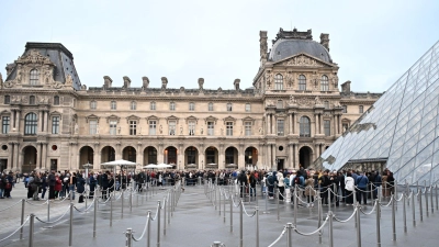 Nach dem Juwelendiebstahl im Pariser Louvre-Museum gehen die Ermittler von einer gut organisierten Bande aus. (Foto: Emma Da Silva/AP/dpa)