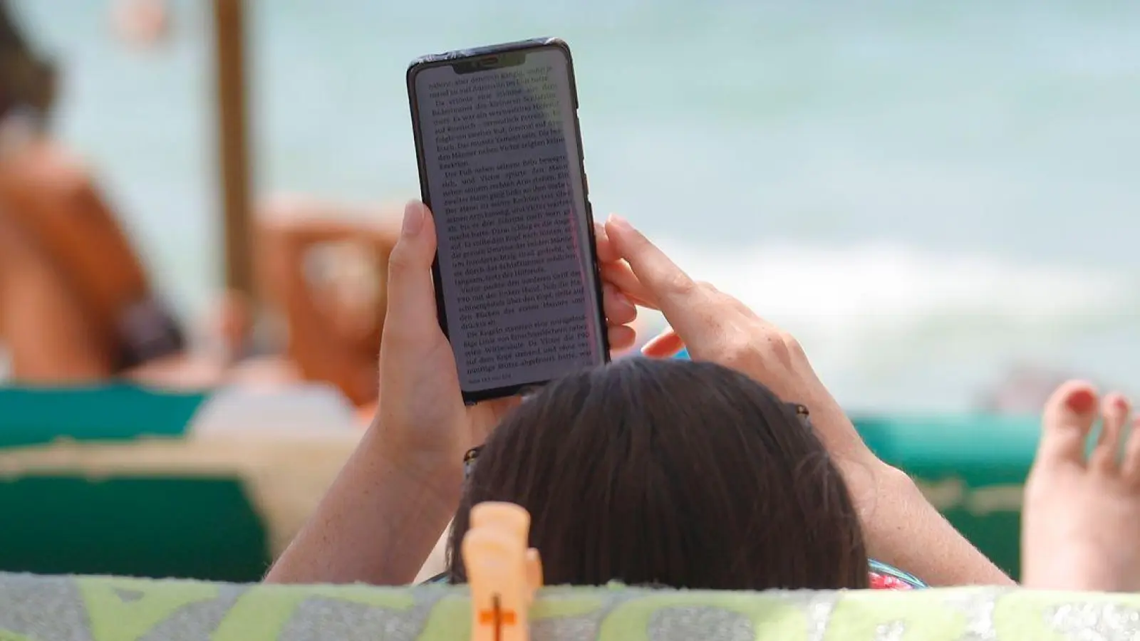 Urlaub soll zur Erholung dienen. Vielen fällt es aber schwer, die beruflichen Mails konsequent zu ignorieren. (Foto: Clara Margais/dpa/dpa-tmn)