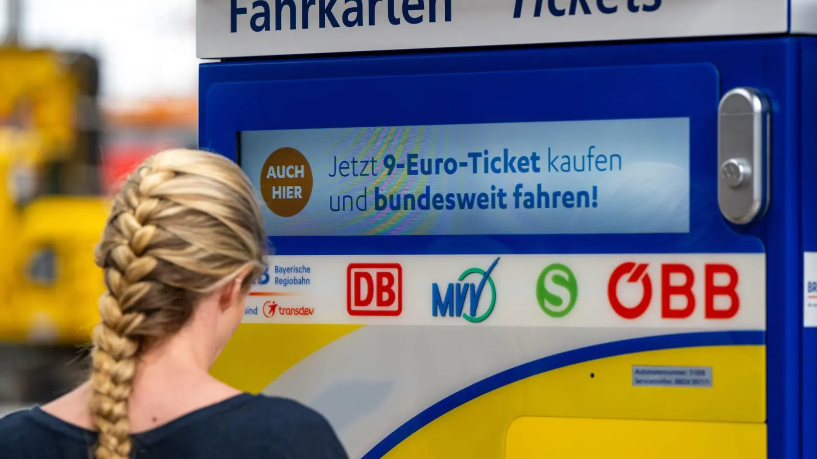 Das günstige Ticket für den Nah- und Regionalverkehr ist für vielen Menschen eine Alternative zum Auto. Doch wie geht es ab September weiter? (Foto: Lennart Preiss/dpa)