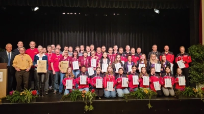 Sportlerehrung in der NeuStadtHalle: Bürgermeister Klaus Meier (links) ehrte die erfolgreichsten Sportler aus Neustadt und verlieh zwei Ehrenbriefe an Ramona Frank (Fünfte von links) und Ines Findeklee (Elfte von links) . (Foto: Rainer Weiskirchen)