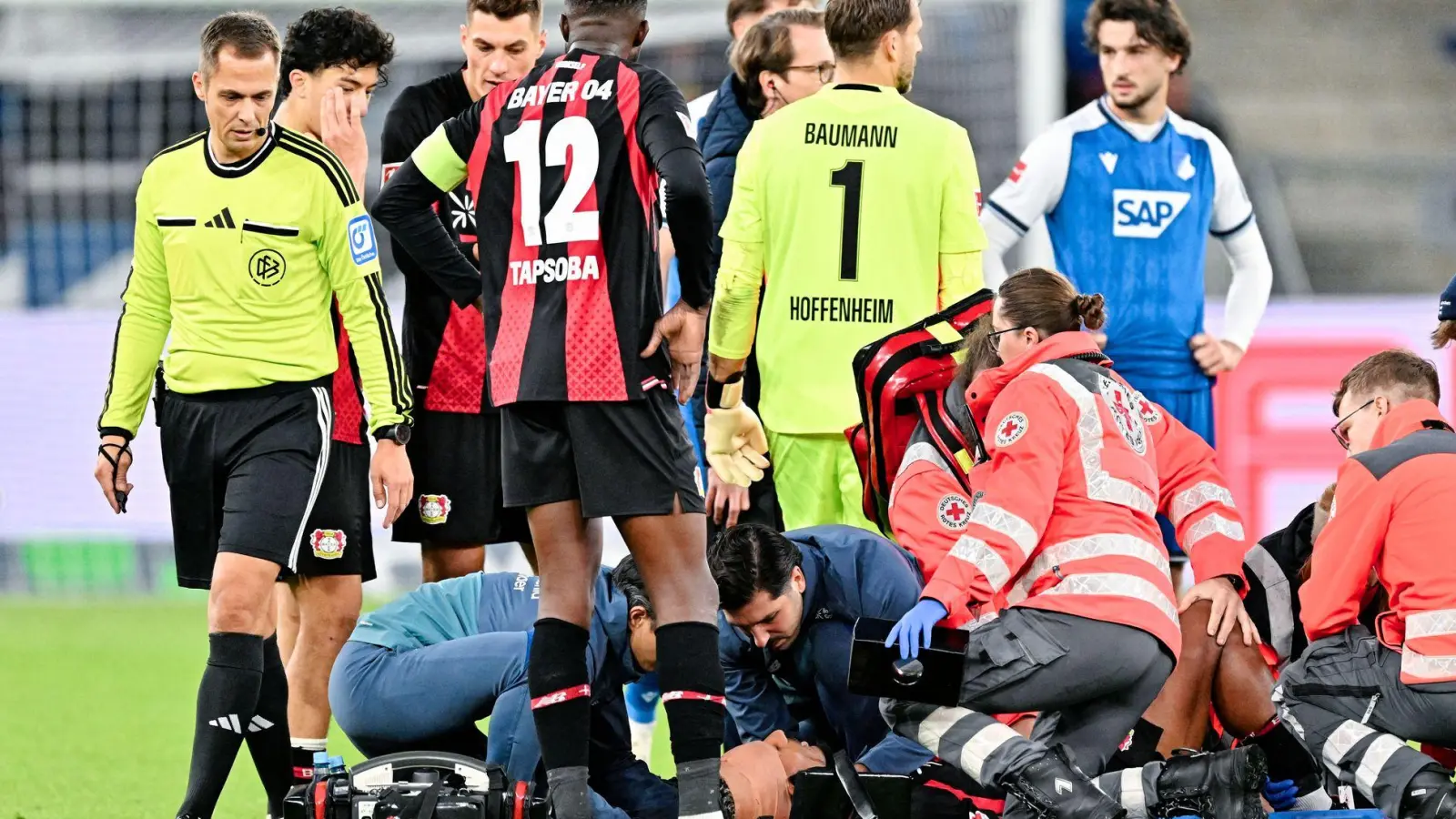 Badé wurde verletzt vom Feld getragen. (Foto: Uwe Anspach/dpa)