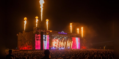 Beeindruckende Feuershow: Am Freitagabend heizte die Band Versengold auf der Main Stage des Summer-Breeze-Festivals ein. (Foto: René Chlopotowski)