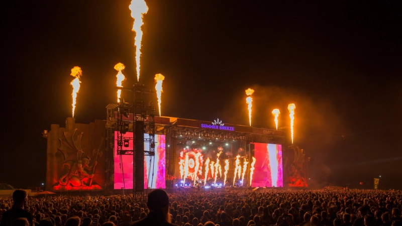 Beeindruckende Feuershow: Am Freitagabend heizte die Band Versengold auf der Main Stage des Summer-Breeze-Festivals ein. (Foto: René Chlopotowski)