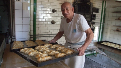 Die süßen Sachen zum Schluss: Bäckermeister Christian Thoma mit einem Blech voller Zöpfe. (Foto: Jasmin Kiendl)