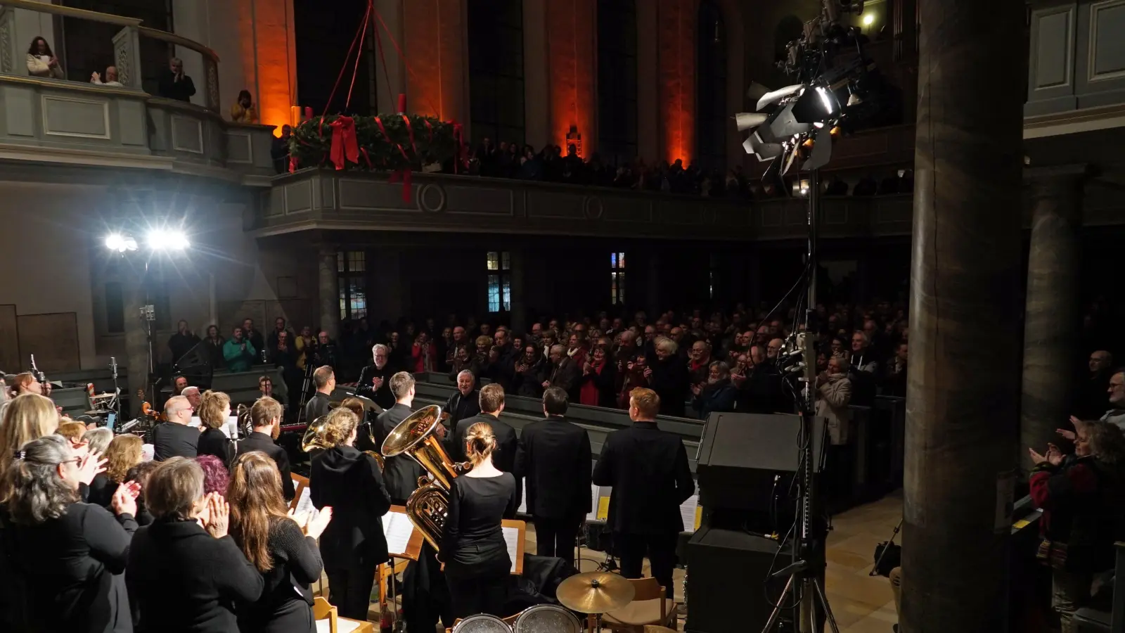 Am Ende hält es niemand mehr auf den Kirchenbänken: Das Publikum applaudiert lange im Stehen und feiert die Band Pink Atom Projekt, Onoldia Big Brass, den Projektchor und die Solistinnen. (Foto: Elke Walter)