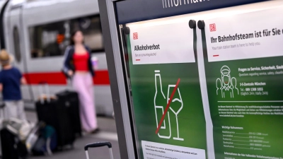 Kein Schampus an der Bahnsteigkante mehr: Die Bahn verbietet Alkoholkonsum an ihren Bahnhöfen. (Foto: Sven Hoppe/dpa)