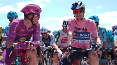 Der Slowene Primoz Roglic (r) verliert das Rosa Trikot des Gesamtführenden. (Foto: Gianmattia D'alberto/LaPresse via ZUMA Press/dpa)