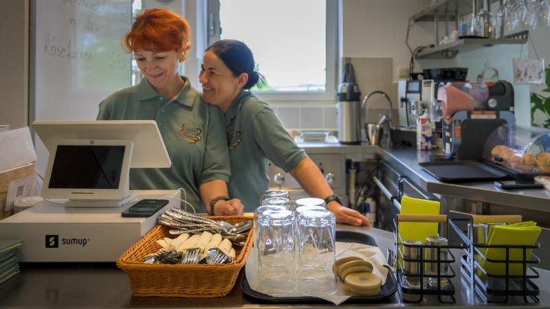 Spaß bei der Arbeit muss sein: Ligita Luzaityte (rechts) und Natalie Berkmiller an der Kasse der Cafeteria. (Foto: René Chlopotowski)