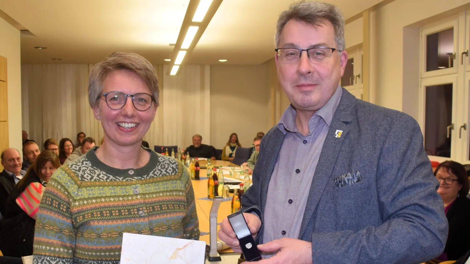 In der Stadtratssitzung zeichnete Bürgermeister Wolfgang Lampe die Nachbarschaftshilfe-Koordinatorin Susanne Klaußecker mit der silbernen Ehrennadel der Stadt aus. (Foto: Gerhard Krämer )