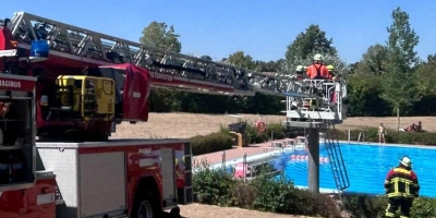 Per Drehleiter wurde die verletzte Person geborgen.  (Foto:  Kreisfeuerwehrverband NEA )