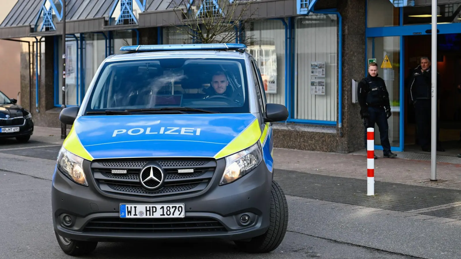 In dieser Bankfiliale hielt ein Mann eine Frau über mehrere Stunden fest. (Foto: Uwe Anspach/dpa)