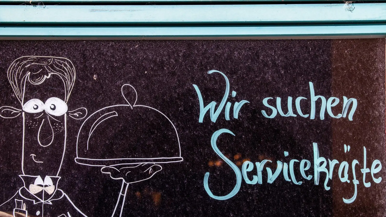 Besonders in der Dienstleistungsbranche wie der Gastronomie ist Personal knapp (Archivbild) (Foto: Jens Büttner/dpa)