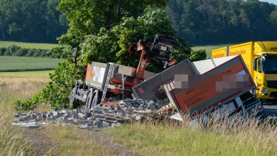 Der Lkw liegt im Graben neben der B8 und hat große Teile seiner Baustoff-Ladung verloren. (Foto: Mirko Fryska)