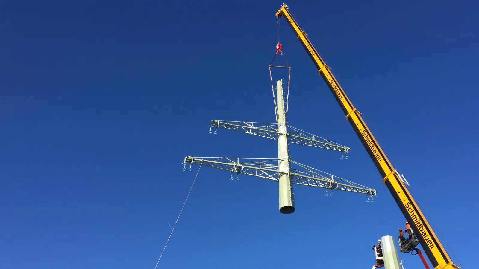 Zwölf Gittermasten werden durch diese Stahlvollwandmasten ersetzt, diese können mit anderen Leitungsseilen bestückt werden. (Foto: Thomas Bruch)