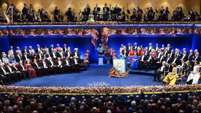 Eine besondere Feier für die Nobelpreisträger, die auf der Bühne aufgereiht in der vorderen linken Reihe sitzen. (Foto: Anders Wiklund/TT News Agency/AP/dpa)